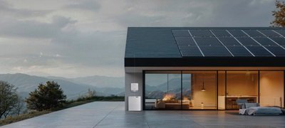 Moderne woning met Sigenergy SigenStor thuisbatterij in de avondschemering